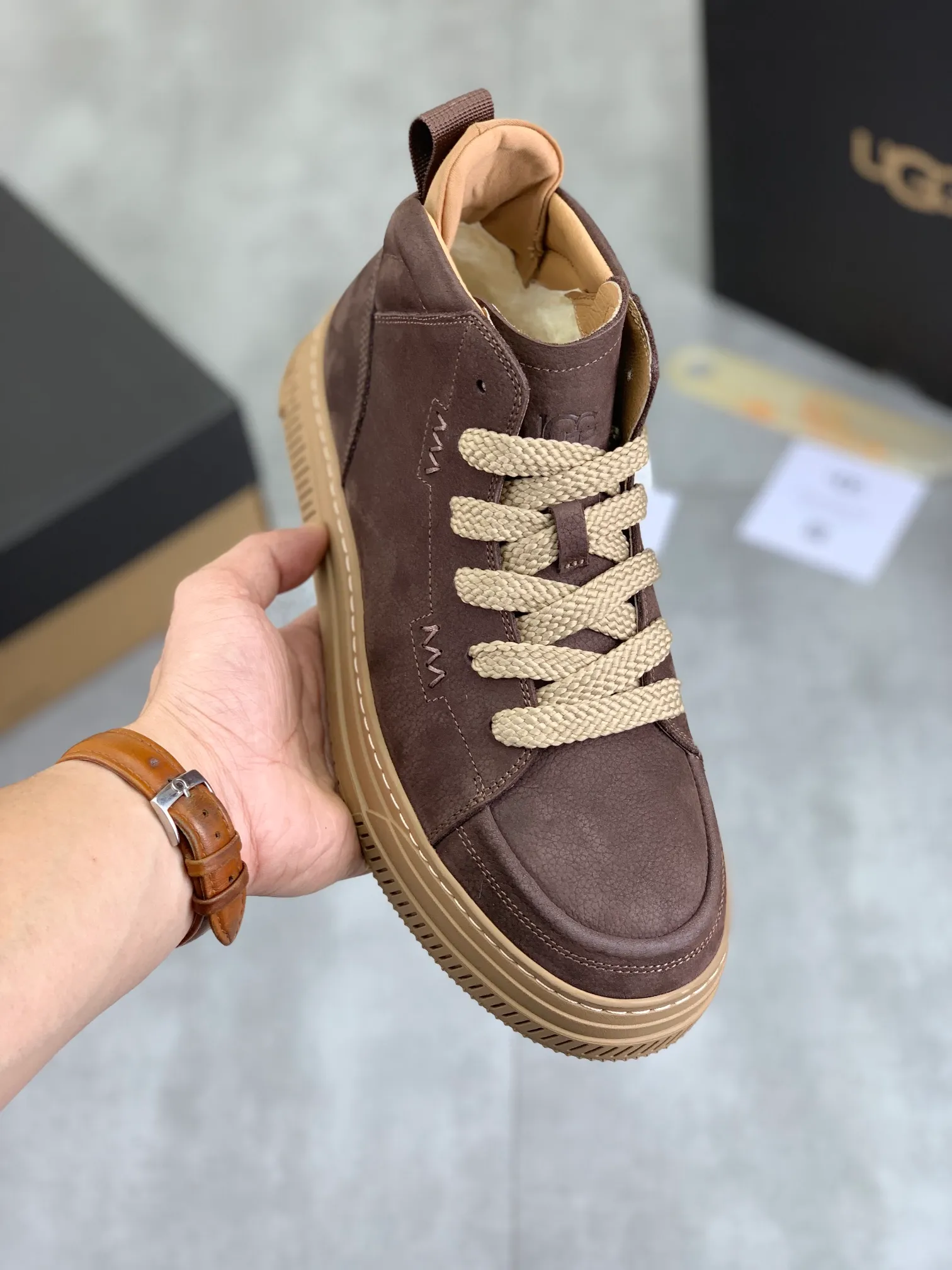Men's Men's Shoes P620 [New Style] 💰 🆘 "Real Wool" [UGG] 👉 Popular men's shoes official website synchronization 🔰 Genuine quality [proud] is not comparable to the imitations in the general market 🌀 The upper is imported Italian frosted cowhide, and the lining: foot pad 🅰️ grade 🐑 real wool 👻 Only Grade A can show the effect The hand feels smooth and delicate 🔱The shoe shape is grand, only genuine factories can achieve it 🎄The perfect toughness of the original outsole 👻⬛️ allows customers to bid farewell to one-time consumption. Real wool lining, super warm. 4⃣️Color options available Size: 38-44